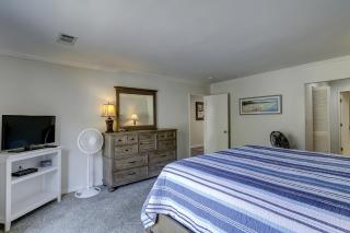 523 Queens Grant Big Comfortable Couch 75 In Smart TV 2 Kings Queen & Twin Sleeper Sofa Free Wifi - Hilton Head Island - 4