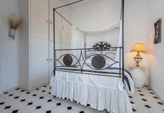 Venus' Hug in Plaka - 8