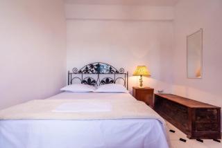 Venus' Hug in Plaka - 5