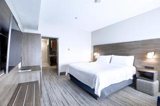 Holiday Inn Express Airport Calgary by IHG - Calgary - 9