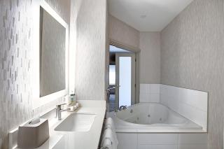 Holiday Inn Express Airport Calgary by IHG - Calgary - 2