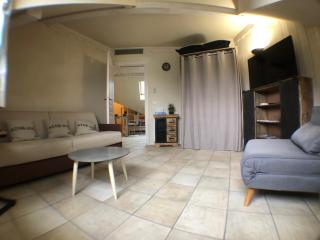 Logement atypique avec vue unique panoramique sur le lac d’Annecy, dans une résidence avec plage et ponton privée sur la commune de Duingt (Rive gauche du lac). - Duingt - 4