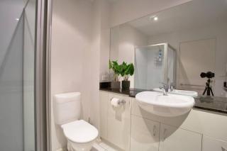 Three bedrooms Unit with free parking - 1