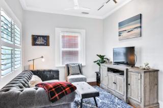 Quaint Modern Downtown Cottage - 9
