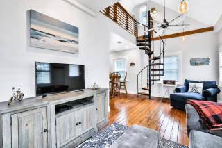 Quaint Modern Downtown Cottage - 8