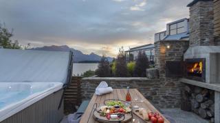 Kohanga Luxury Lakeside Villa by Amazing Accom - Queenstown - 8