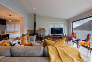 Kohanga Luxury Lakeside Villa by Amazing Accom - Queenstown - 4