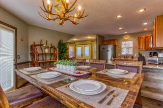 3 Decks, Mtn Views! Tree Tops by HoneyBearCabins - Luxury Rain Showers, 3 King suites, XL HotTub, Fireplace, Bear Sightings - Gatlinburg - 5