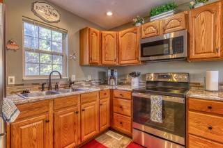 3 Decks, Mtn Views! Tree Tops by HoneyBearCabins - Luxury Rain Showers, 3 King suites, XL HotTub, Fireplace, Bear Sightings - Gatlinburg - 4