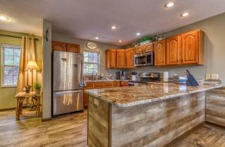 3 Decks, Mtn Views! Tree Tops by HoneyBearCabins - Luxury Rain Showers, 3 King suites, XL HotTub, Fireplace, Bear Sightings - Gatlinburg - 2