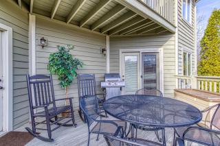 3 Decks, Mtn Views! Tree Tops by HoneyBearCabins - Luxury Rain Showers, 3 King suites, XL HotTub, Fireplace, Bear Sightings - Gatlinburg - 7