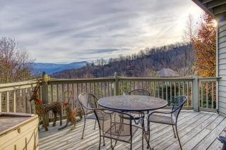 3 Decks, Mtn Views! Tree Tops by HoneyBearCabins - Luxury Rain Showers, 3 King suites, XL HotTub, Fireplace, Bear Sightings - Gatlinburg - 5