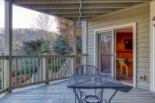 3 Decks, Mtn Views! Tree Tops by HoneyBearCabins - Luxury Rain Showers, 3 King suites, XL HotTub, Fireplace, Bear Sightings - Gatlinburg - 4