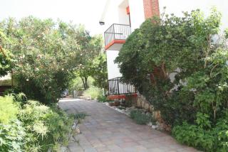 Spacious apartment in Stari Grad, 80 m², serene garden - 8