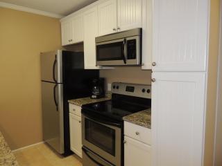 Updated and Classy One BR Oceanview Condo Bikes & Beach Gear included - 7