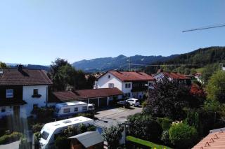 Komplette Dachwohnung mit Balkon und Bergblick - 3