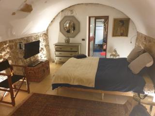 la villageoise, chambre troglodyte pitoresque au cœur du village - Rognes - 1