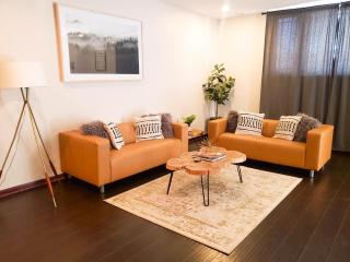 2BR Airy & Tidy Apt with Free Covered Parking - Central Modern - Chicago - 0