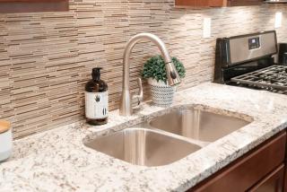 2BR Airy & Tidy Apt with Free Covered Parking - Central Modern - Chicago - 1