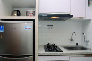 Comfy with Modern Style 1BR Grand Kamala Lagoon Apartment By Travelio - 7