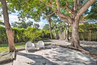 Breezy Coastal Retreat with Yard, 3 Mi to Palm Beach - 9