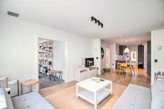 Breezy Coastal Retreat with Yard, 3 Mi to Palm Beach - 3