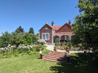 The Fern & Thistle Luxury Accommodation- Drinks, Hotpool, Sauna - Balclutha - 4