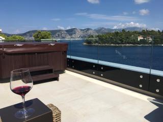 High View-A Seaside Villa With Huge Jacuzzi - 3