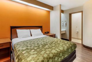 Econo Lodge North Academy - 9