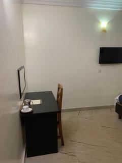 Nue-Crest Hotels & Suites - 9