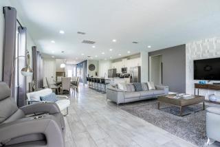 Upscale Modern Getaway home with heated pool/hot tub, 9 beds 8.5 bath Sleeps 18+ - Orlando - 0