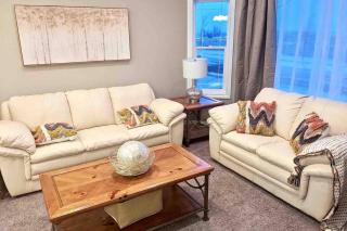 Upscale Suite By Restaurants, Costco, Best Buy, Airport - 8