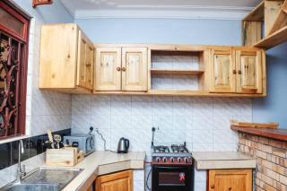 Kinzi Apartments Bar & Gardens - 3