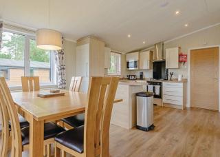 Woodhall Country Park Lodges - 4