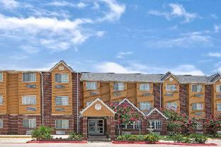 Super 8 by Wyndham San Antonio Downtown NE - 3