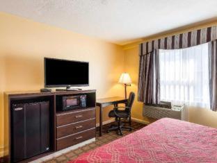 Howard Johnson by Wyndham Malden Boston Area - 3