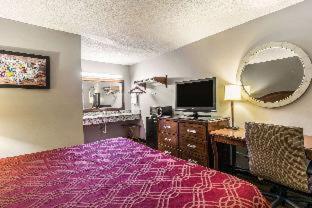 Econo Lodge North - 2