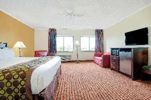 Days Inn & Suites by Wyndham Kansas City - CHIEFS Stadium - 4