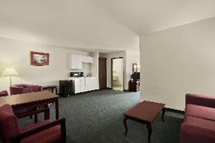 Days Inn & Suites by Wyndham Romeoville - 5