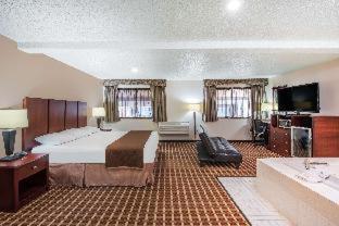 Super 8 by Wyndham Harlingen TX - 4