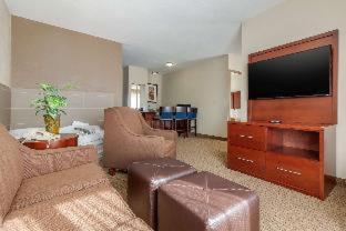 Comfort Suites Omaha East-Council Bluffs - 1