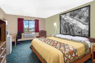 Super 8 by Wyndham Antigo - 6