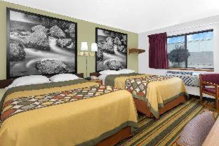 Super 8 by Wyndham Antigo - 5