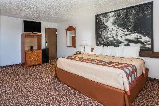 Super 8 by Wyndham Gillette - 9