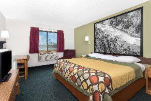 Super 8 by Wyndham Antigo - 3