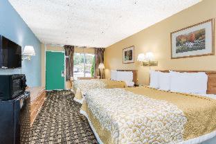 Days Inn by Wyndham Clayton - 5