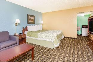 Days Inn by Wyndham Clayton - 4