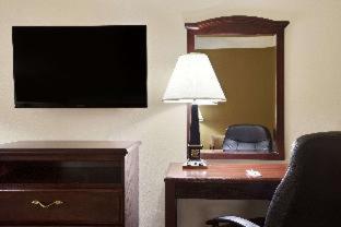 Travelodge by Wyndham La Porte/Michigan City Area - LaPorte - 3