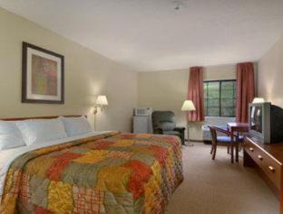 Days Inn by Wyndham Iron Mountain - 8
