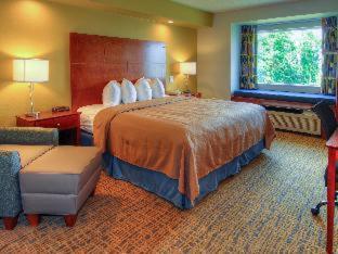 Clarion Pointe Staunton East - 9